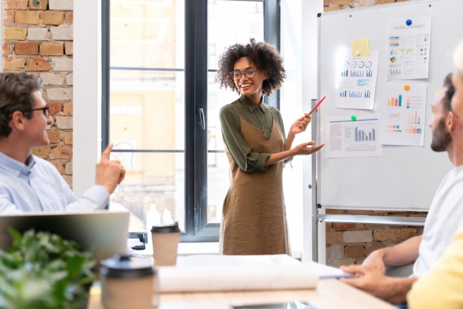 Finanzanalyse Arbeitsplatz mit Dokumenten und Berechnungen
