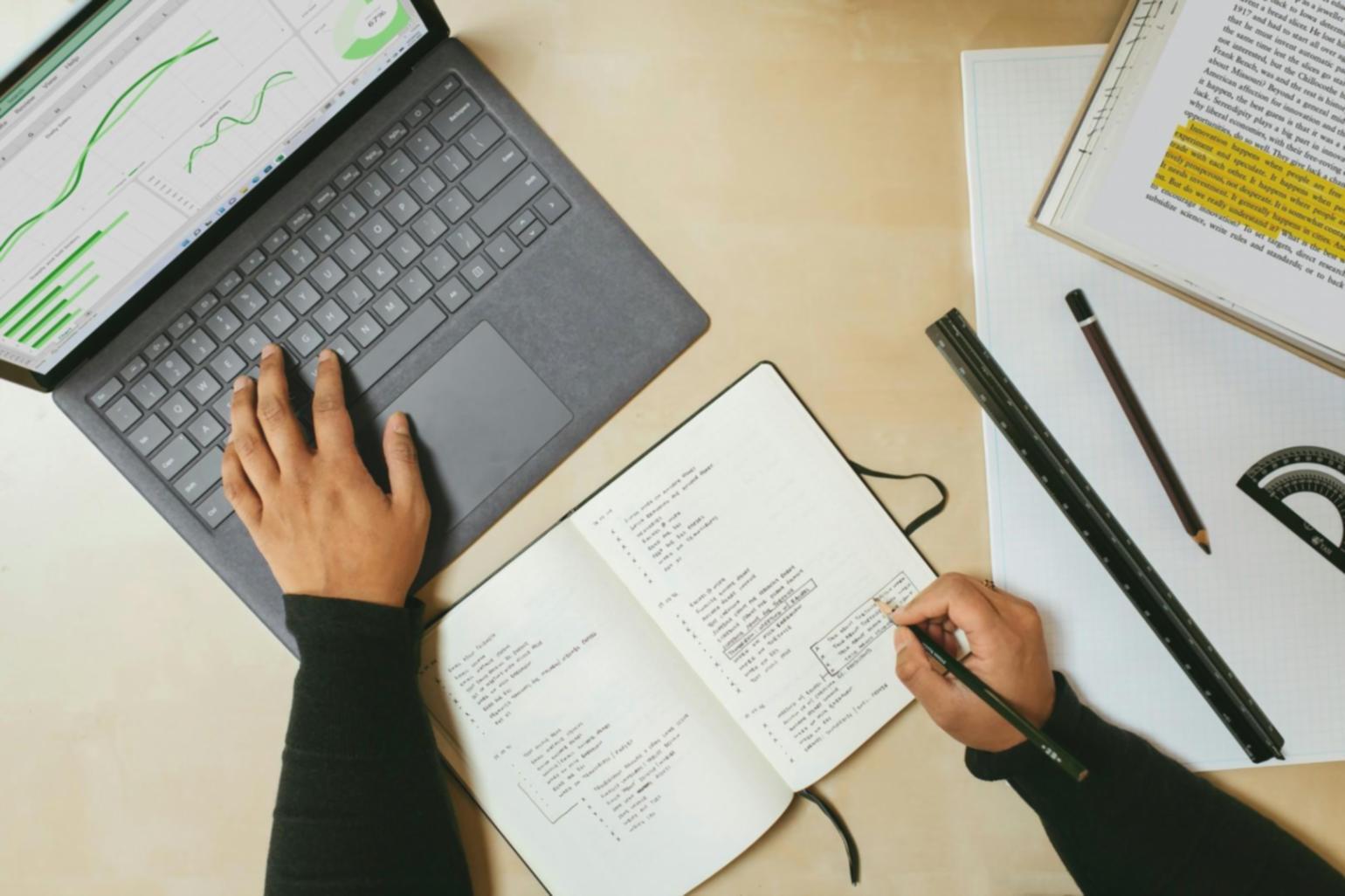 Professionelle Finanzberatung in modernen Büroräumen